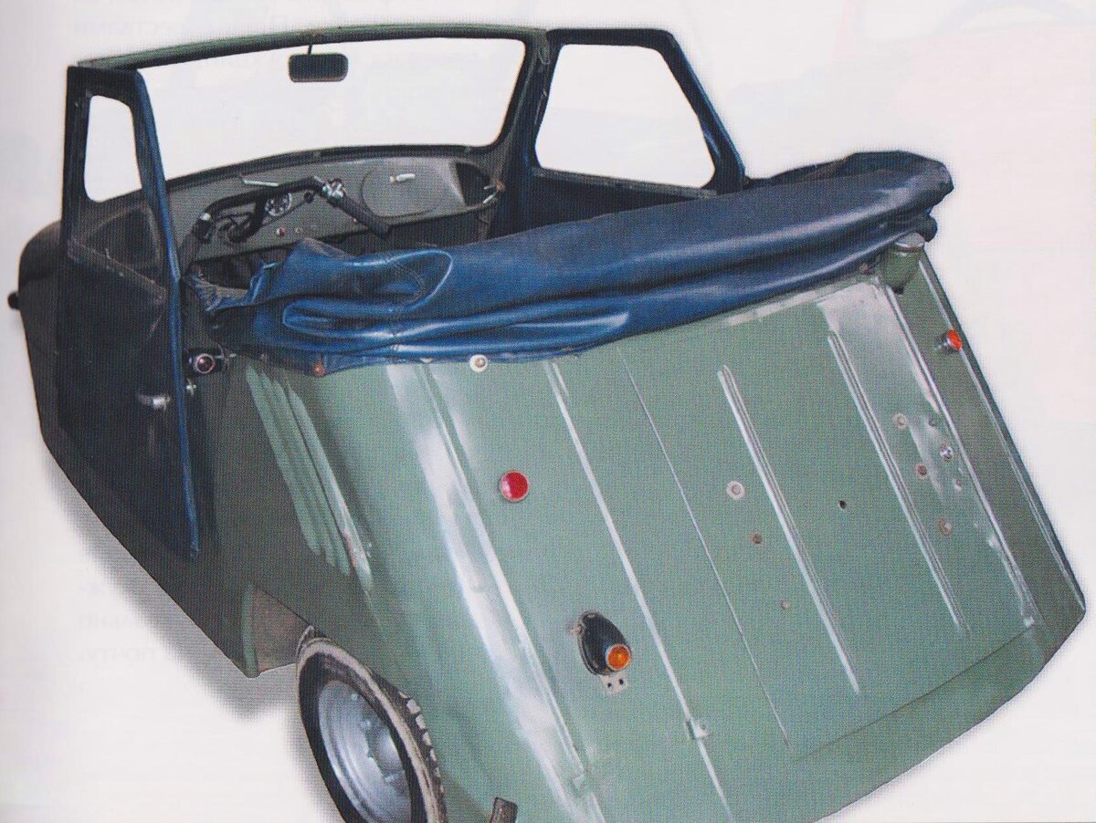 Первая советская «инвалидка»  СМЗ- С-1Л. Вид сзади. Фото из книги «Русские автомобили. Полная энциклопедия», Р.А. Назаров, Москва: Эксмо, 2015.