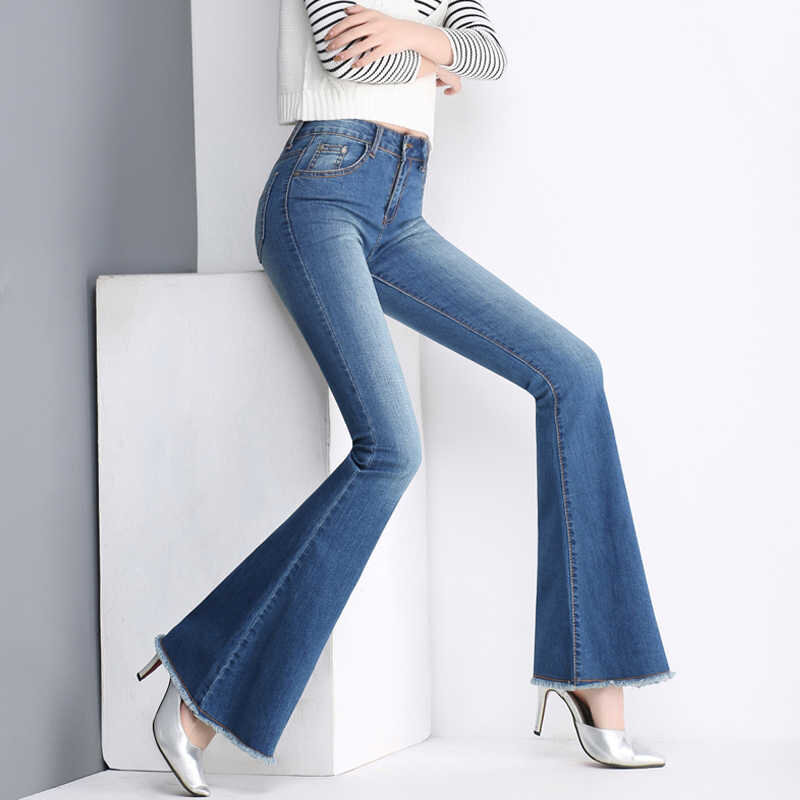 С чем лучше всего сочетаются модные в этом году джинсы-клеш – несколько топовых образов