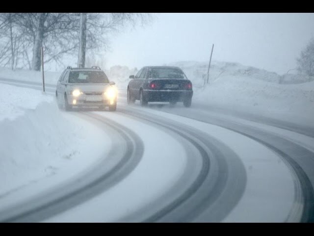 Мы приготовили для вас простые советы чтобы поездка зимними дорогам была удобной, комфортной и безпечною
 уменьшить скорость нужно перед поворотом, пока колеса стоят прямо;

 в самом повороте нужно двигаться на одной передаче, не снимая и не добавляя оборотов;

 увеличивать скорость движения можно только уже на выходе из поворота, и очень плавно;

в повороте всегда нужно быть готовым к заносу под действием центробежной силы. Единственный способ уменьшить центробежную силу - это снизить скорость перед выполнением поворота;

 зимой следует избегать резких маневров и заранее готовиться к следующему маневра. Во время резких маневров вас может занести, а в условиях города это создаст опасность не только для вас, но и для окружающих. До поворота нужно готовиться заранее;

 следует избегать резких движений рулем, которые вы себе позволяете при объезде ям на сухом асфальте, ведь в условиях скользкой дороги это приведет к заносу.

Безопасной вам дороги!!!