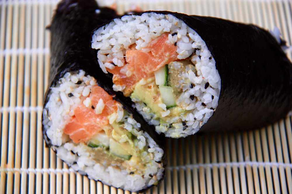 Суширито. Суширито. Суши ритто. Суширито. Суширито с соусом.