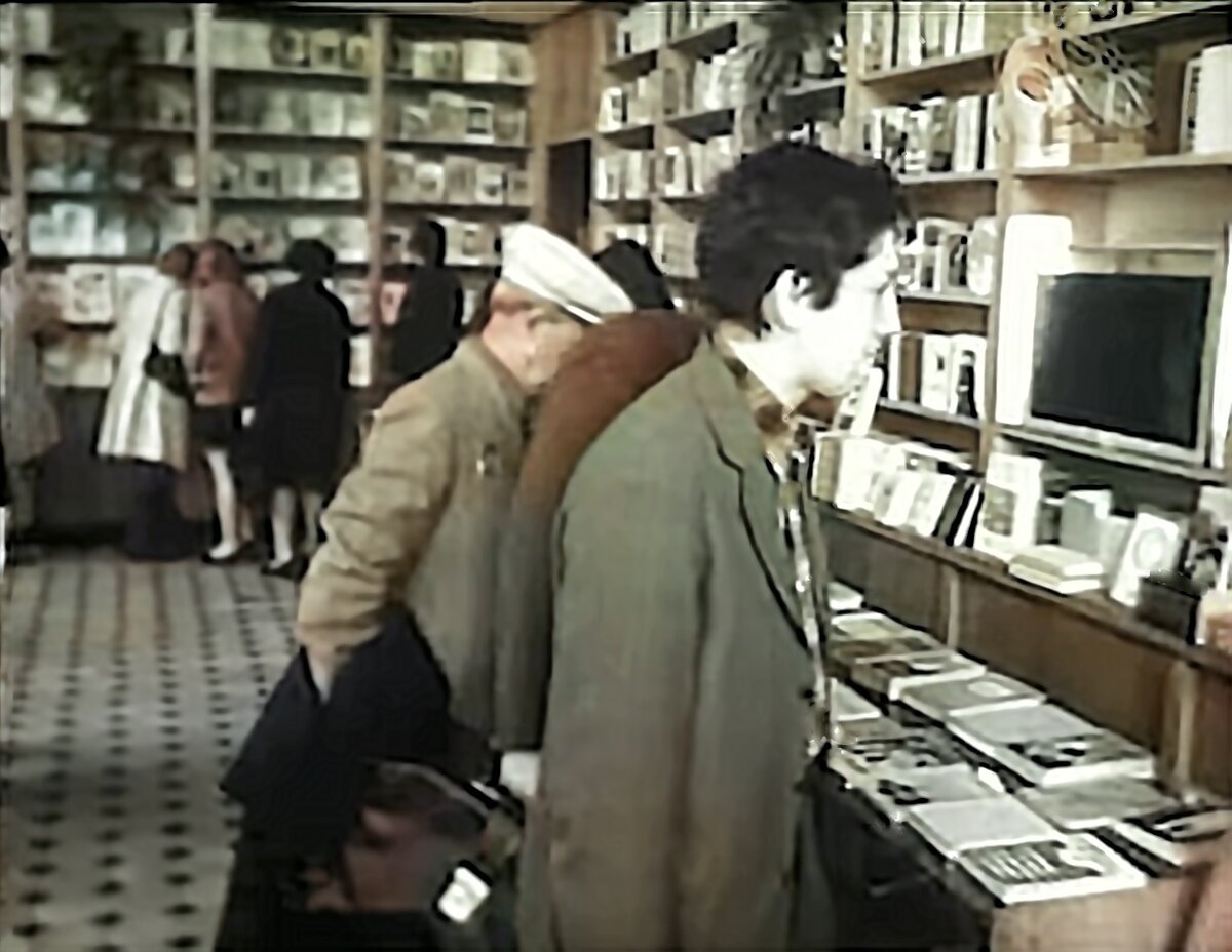 Книжный магазин в начале шестидесятых. Обратите внимание, дефицита — нет.
Стоп-кадр с 8-мм плёнки. Обработка, фильтрация, колоризация — «Закрытая книга».