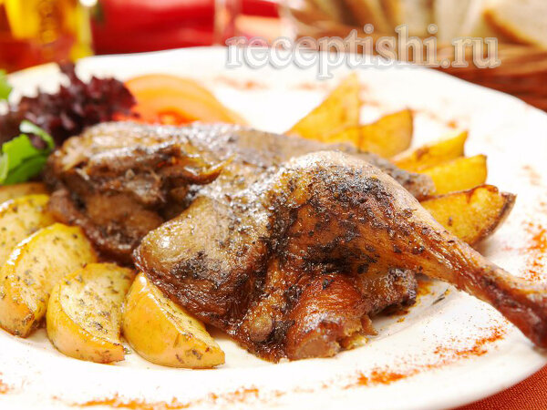 
Утка хорошо промаринованная и пропитанная ароматами фруктов и меда со специями не может не стать событием, например, пятничного или воскресного ужина.
Румяная корочка, длительно томящиеся кусочки мяса и дольки мягких кисловатых яблок еще до рассаживания за стол призваны ласкать взор и настраивать на уютный, неспешный вечер. И хотя определенно придется потратить время на подготовку и запекание, но ведь хочется иногда чего-то эдакого, а раз хочется, так зачем себе отказывать :)