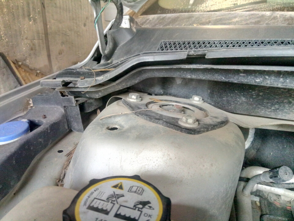 Справа почему-то нет распорки, но есть металлическая пластина. Инженерам Ford виднее