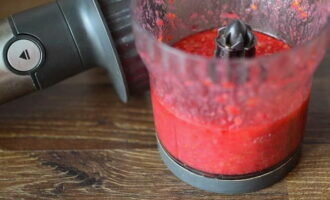 Ягоды промываем, очищаем от возможных посторонних примесей и помещаем в сотейник. Вливаем оставшуюся воду (200 мл.) и добавляем сахарный песок в количестве 130 гр. Ставим сотейник на плиту, доводим содержимое до кипения и варим в течение десяти минут и при помешивании. Температура плиты – средне-низкая. Отваренные ягоды вместе с отваром перекладываем в чашу блендера и измельчаем до состояния пюре.