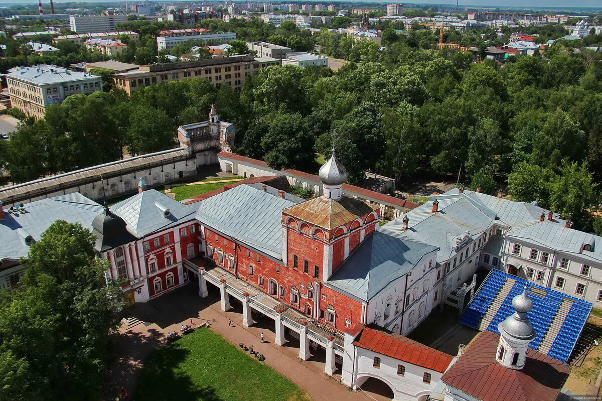 Музеи вологды список. Вологодский музей-заповедник. Сквер 825 летия Вологды. Вологда достопримечательности фото с описанием. Музей заповедник Вологда фото.