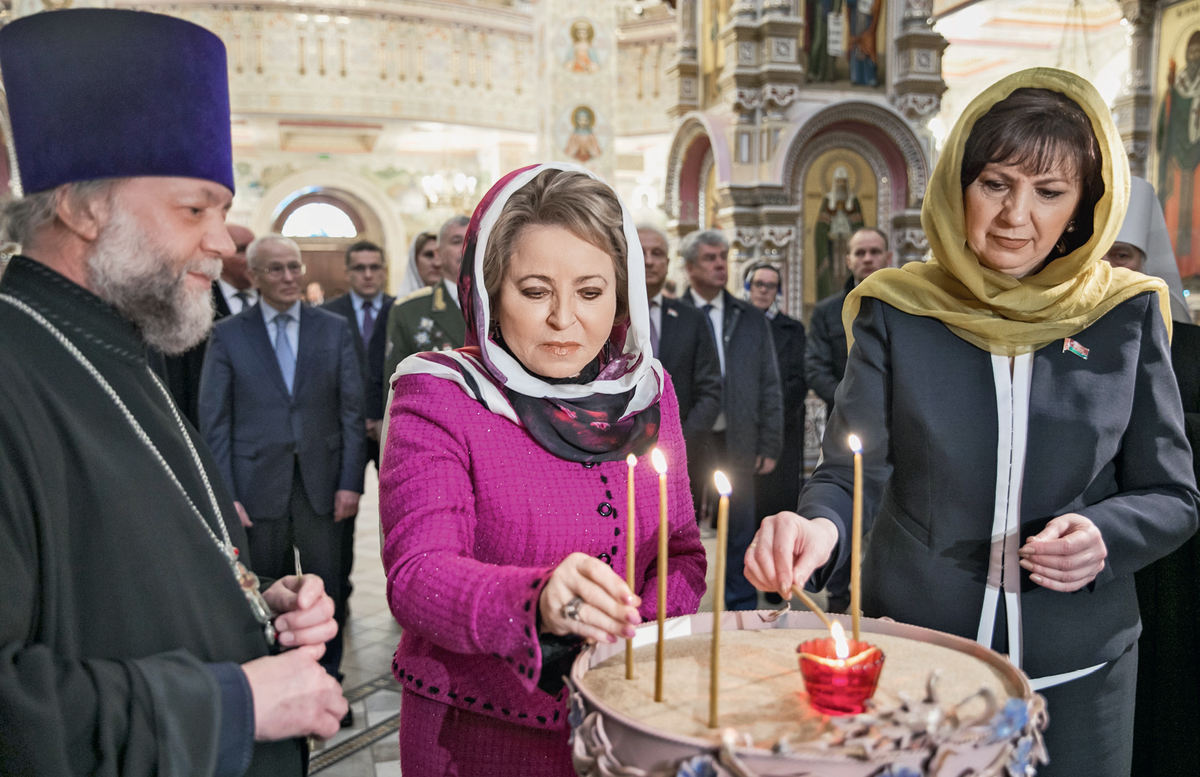 Настоятель храма отец Фёдор (Повный), спикеры верхних палат парламентов России и Беларуси Валентина Матвиенко (в центре) и Наталья Кочанова