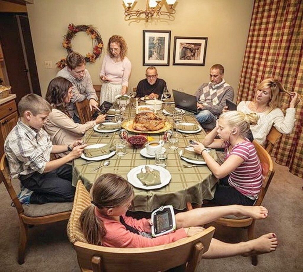 Фото большой семьи за столом