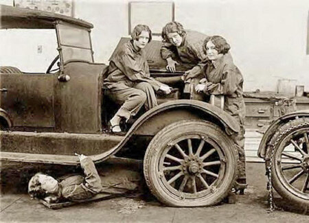 Грейс Херд, Эвелин Харрисон и Коринна ДиДжулиано работают над двигателем автомобиля в Центральной средней школе в Вашингтоне, округ Колумбия, в 1927 году. Им помогает женщина по имени Грейс Вагнер.