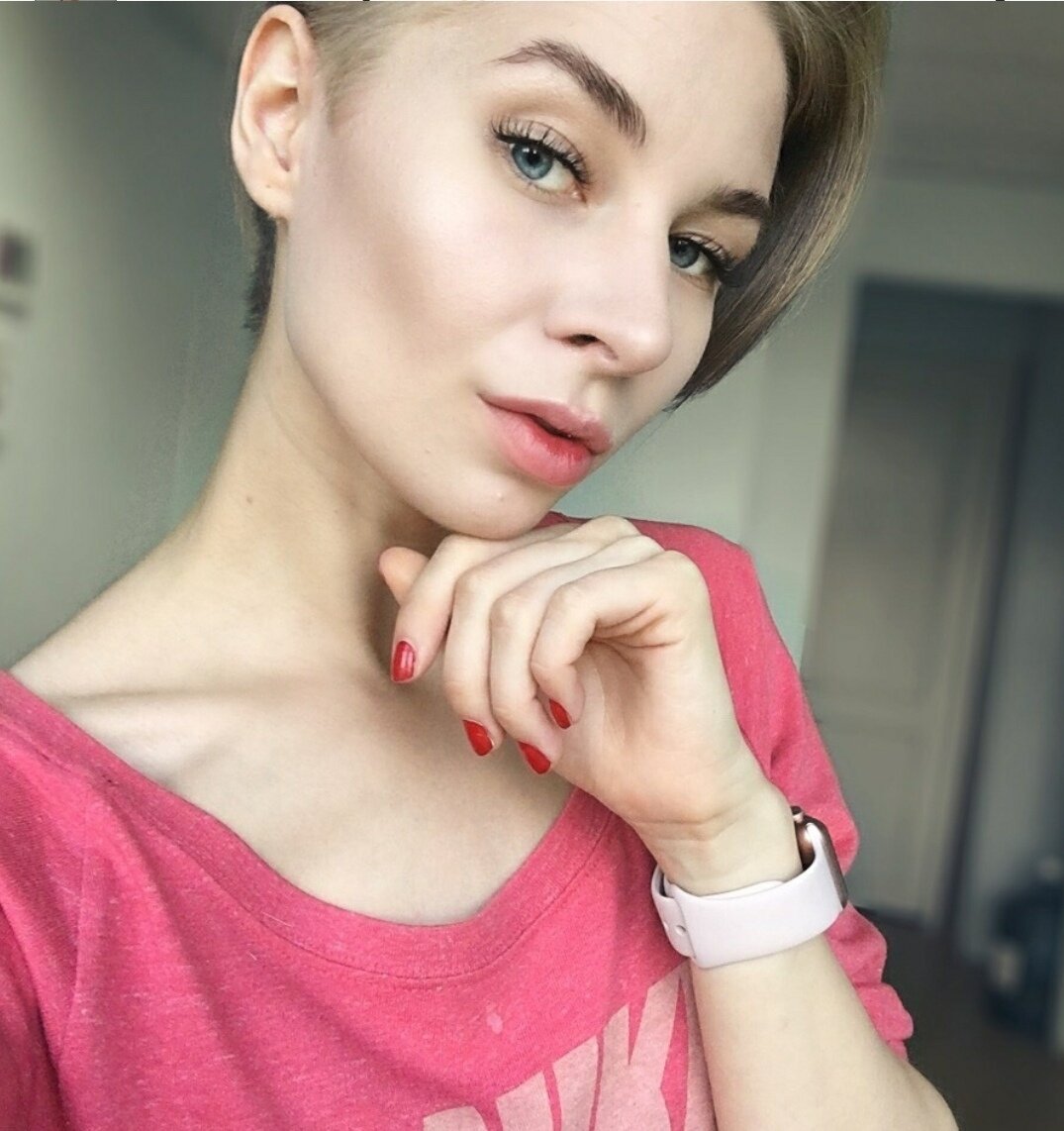 Добавила скульптор и хайлайтер. Лицо выглядит свежее, не так ли?