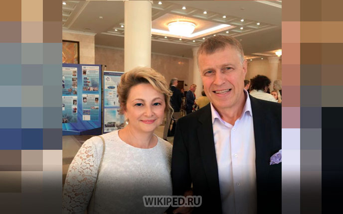 Родители Егора                    Дети Булаткиных с юных лет посещали творческие кружки и спортивные секции. Родители поощряли любое их увлечение и дали свободу выбора будущей профессии. Егор плохо учился в школе. Его интересовала хип-хоп музыка: он записывал видеоролики с друзьями и выкладывал в интернет. 
Он взял псевдоним Kreed, когда рисовал граффити с друзьями. В 2015 лейбл «Black Star» зарегистрировал вымышленное имя как товарный знак. Стихи к песням он начал писать в одиннадцать лет. Вскоре его канал на Youtube стал популярным. Песню «Любовь в сети» за две недели послушали 1 миллион человек. В 18 лет юноша переехал в столицу, где уже училась сестра. Он поступил в музыкальное училище имени Гнесиных.

Музыкальная карьера
Творчество молодого человека заметил продюсерский центр «Пятого канала». Его пригласили на телепрограмму «Звезда Вконтакте» в 2011 году, где Крид занял первое место как «Лучший хип-хоп проект». В то же время музыкант начал сотрудничество со звукозаписывающей компанией «Black Star», которой руководит знаменитый хип-хоп исполнитель Тимати.

В 2014 начинающая российская звезда победила в голосовании журнала «Oops!» как лучший исполнитель. Рубрика «Звуковая дорожка» в газете «Московский комсомолец» назвала Крида «прорывом года».