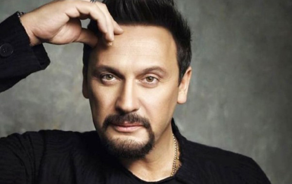  Я подошел к краю сцены и присел, сделав вид, что все в порядке и это часть программы. На самом деле мне было так плохо, что я боялся, что это мой последний концерт