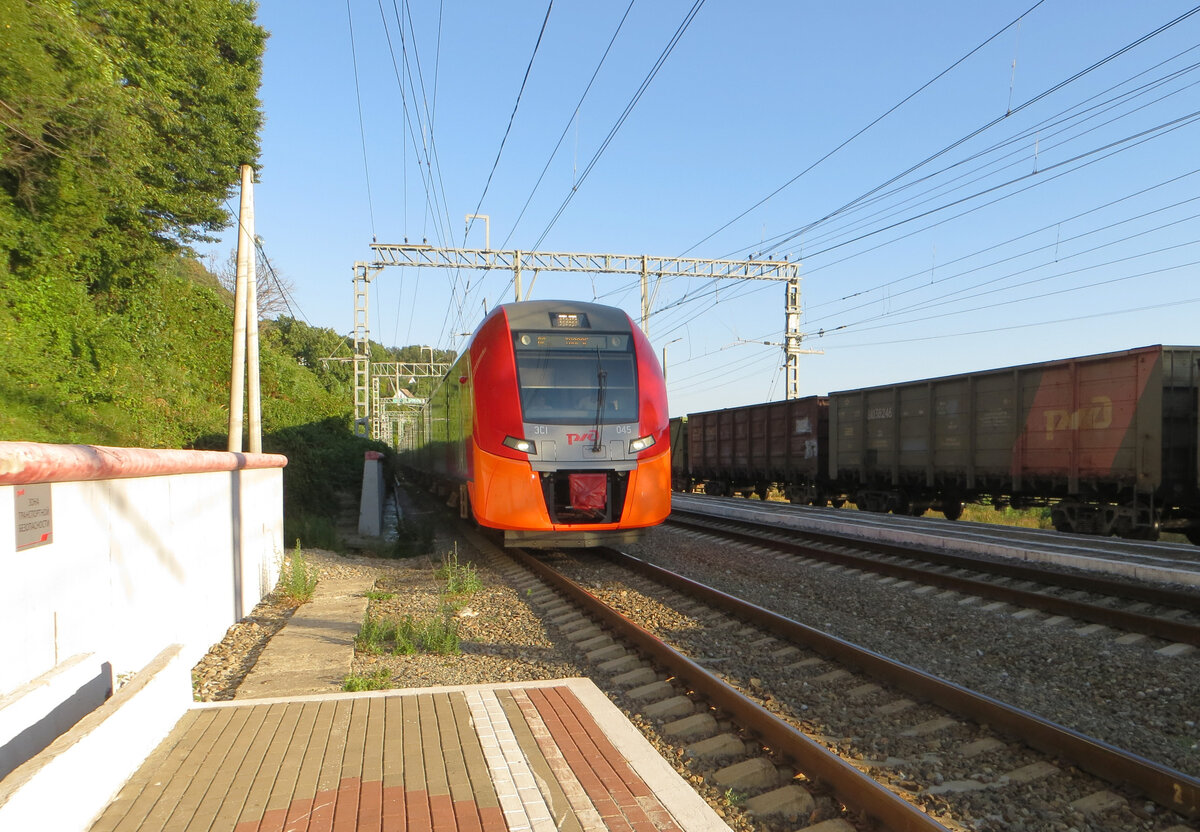 Электропоезд «Ласточка» на перегоне Лазаревская - Чемитоквадже