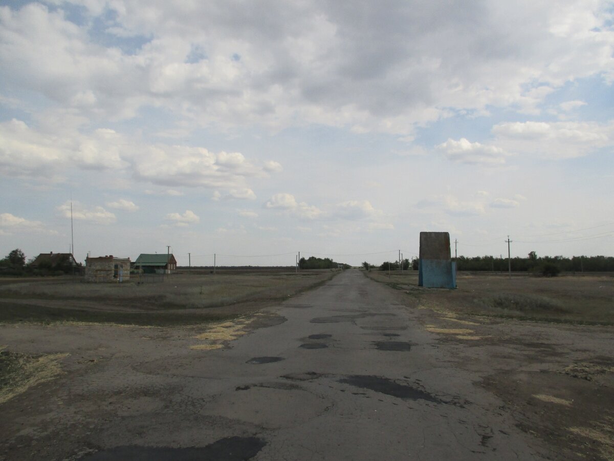 Дорога из Безымянного на Воскресенку в посёлке Калинино. Автобусная остановка; с левой стороны  вдалеке - мечеть  
