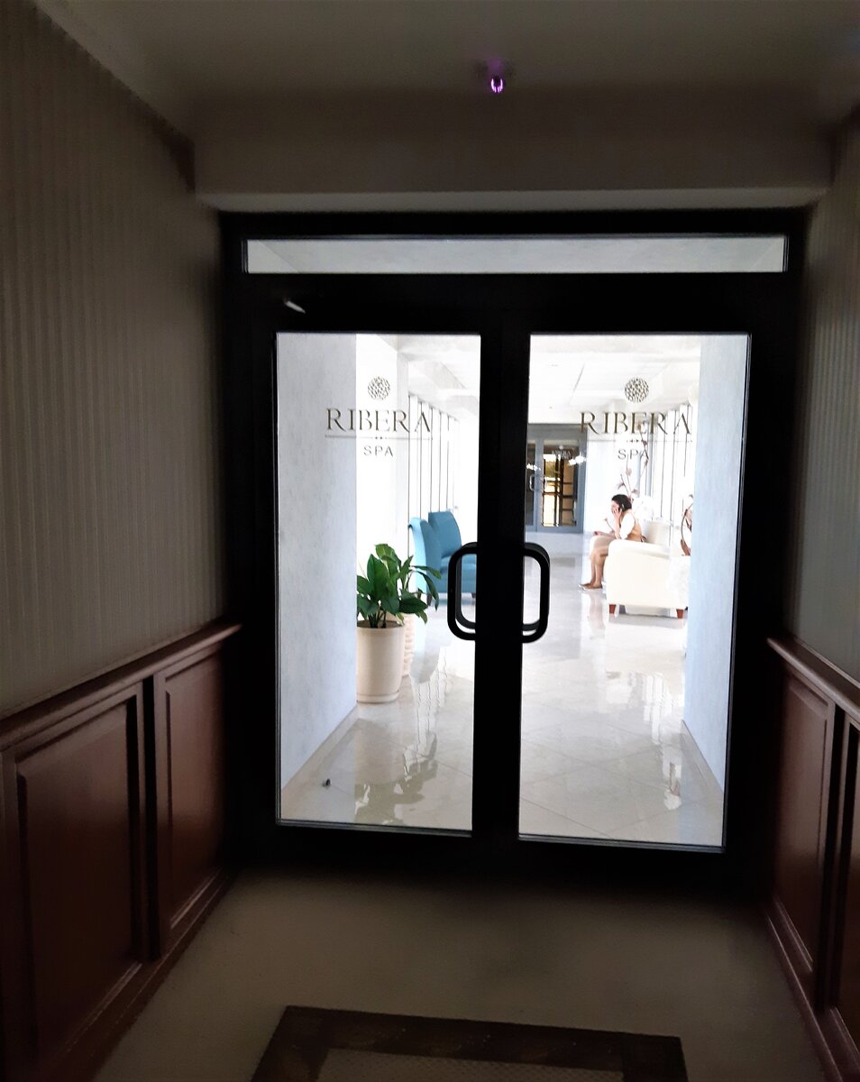 Вход в СПА зону из основного здания отеля