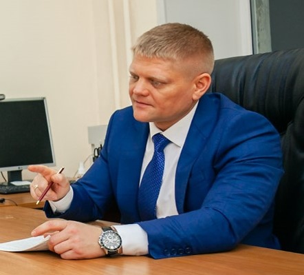 Такой вывод сделала судебная коллегия по экономическим спорам Верховного суда РФ, подведя итоги разрешения по существу спора между Управлением ФНС по Ставропольскому краю по делу о банкротстве ООО "СтройТехИндустрия-26".   Данная организация была признана банкротом в августе 2019 года, а уже через год конкурсное производство было завершено ввиду отсутствия у должника средств на проведение процедуры. В тот момент в реестр кредиторов были включены требования на сумму свыше 230 млн рублей.
Суд завершил процедуру, так и не рассмотрев находящиеся на производстве заявление ФНС о включении требования на 116 млн. рублей в реестр кредиторов, хотя налоговики подали заявление более года назад, когда банкрот находился еще в процедуре наблюдения.
Подача УФНС жалобы в апелляционную инстанцию к успеху не привело, суд постановил, что у кредитора права на обжалование нет, так как он не был судом включен в реестр кредиторов, ввиду чего определение суда первой инстанции не нарушает его права или обязанности. Апелляция также отвергла доводы налоговиков о преждевременности завершения дела, указав, что средства у должника на дальнейшее ведение процедуры отсутствовали, а продление срока рассмотрения дела привело бы к дополнительным расходам. Кассационная инстанция согласилась с мнением апелляционного суда, оставив постановление в силе. 
Но, надо отдать должное настойчивости Управления ФНС по Ставропольскому краю, которое в поисках справедливости «дошла» до Верховного суда РФ, который не поддержал нижестоящие суды. 
Судебная коллегия по экономическим спорам напомнила, что рассмотрение по существу всех предъявленных требований является одним из условий, необходимых для завершения процедуры конкурсного производства. Кроме этого, Верховный суд усмотрел нарушение прав кредитора в части лишения его возможности привлечь к субсидиарной ответственности собственников и менеджеров банкрота. Судебная коллегия указала, что конкурсные кредиторы могут инициировать привлечение этих лиц к субсидиарной ответственности, только если имеют статус кредитора в деле о банкротстве должника. 
"Таким образом, завершение процедуры конкурсного производства в отношении должника безусловно создает препятствия для реализации уполномоченным органом своих прав", - подытожила коллегия Верховного суда.
Верховный суд не стал отправлять дело на «новый круг», и поэтому не только отменил все акты нижестоящих судов, но и сам вынес итоговое решение по делу - отказал в завершении процедуры конкурсного производства.
