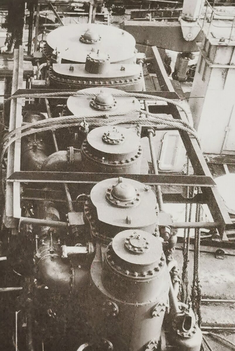 Главная паровая машина крейсера во время ремонта 1984 - 87 г.