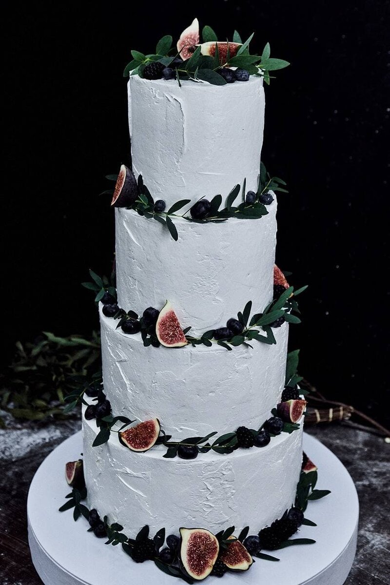 Многоярусный торт на свадьбу