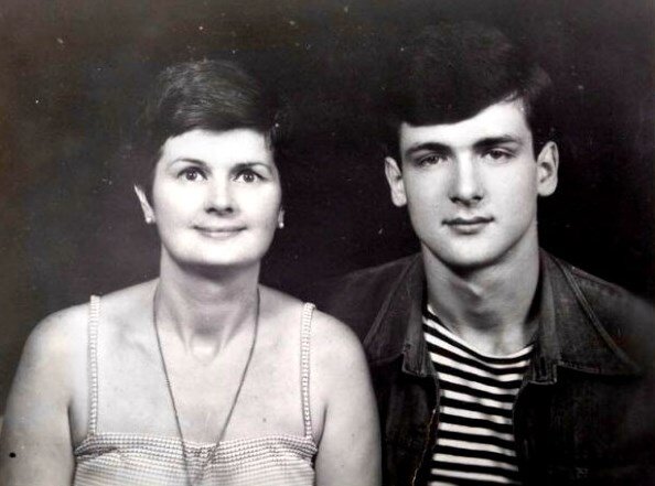 Фото: www.istpravda.com.ua журналист Георгий Гонгадзе в юности со своей мамой - врачом-стоматологом Лесей Теодоровной Гонгадзе