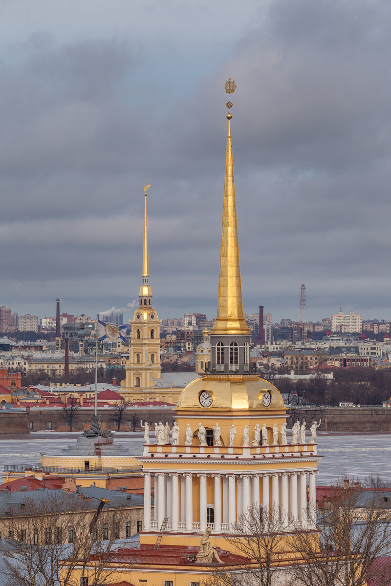 Адмиралтейская питер. Шпиль Адмиралтейства в Санкт-Петербурге. Адмиралтейство и Петропавловская крепость. Кораблик на шпиле Адмиралтейства в Санкт-Петербурге. Адмиралтейская игла Петропавловская крепость.