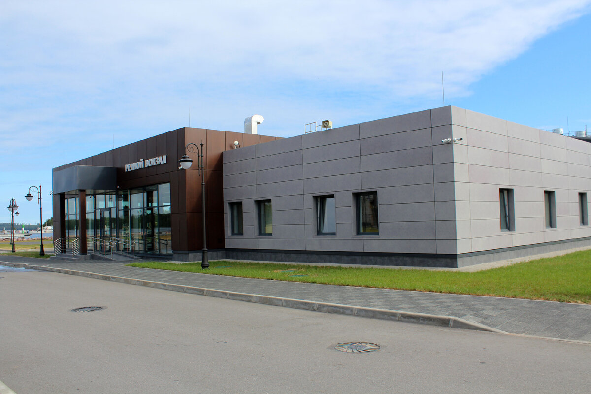 Здание речного вокзала. Бухта Владимировская 