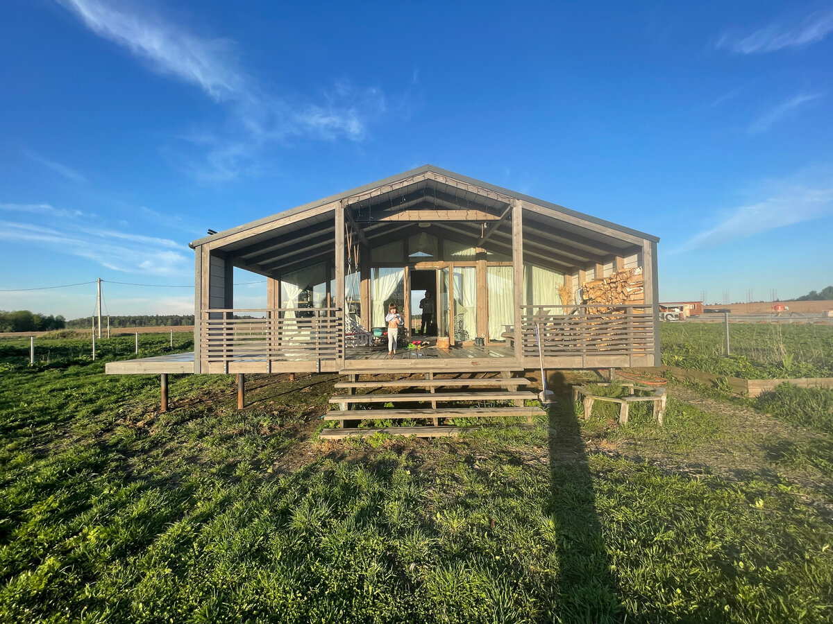 Травка на участке тоже выглядела неплохо после обработки гибрицидами. Листайте вправо, там еще вид с веранды