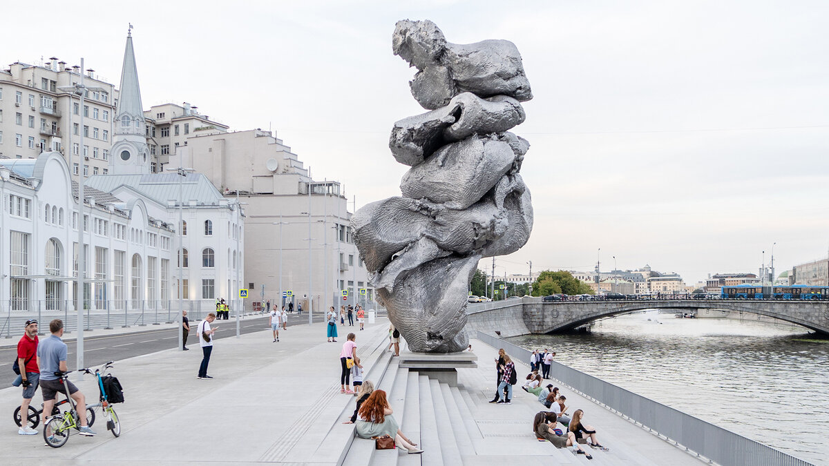 Памятник на набережной в москве глине фото