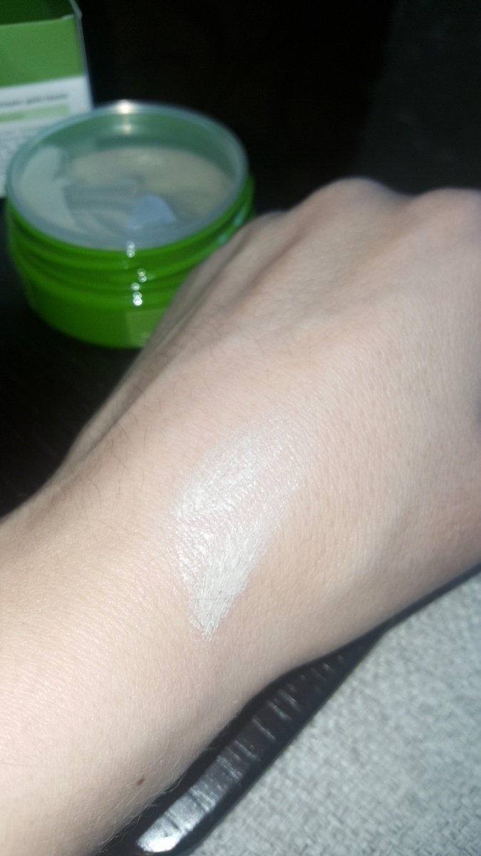 Нанесла на руку легким слоем для пробы.