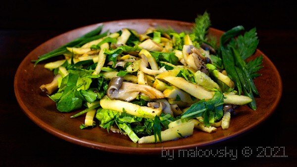 Салат из вешенки с яблоком и зеленью.