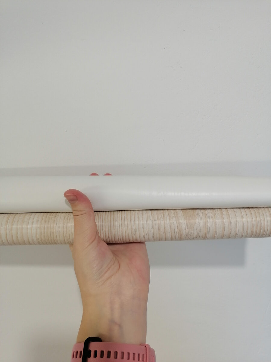 Сочетание белого и светлого дерева. Белое для верхних фасадов, а светлое для нижних.