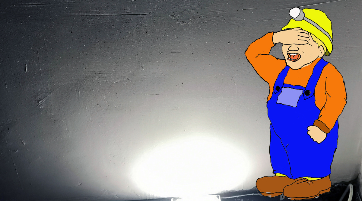 Видны неровности на стене.