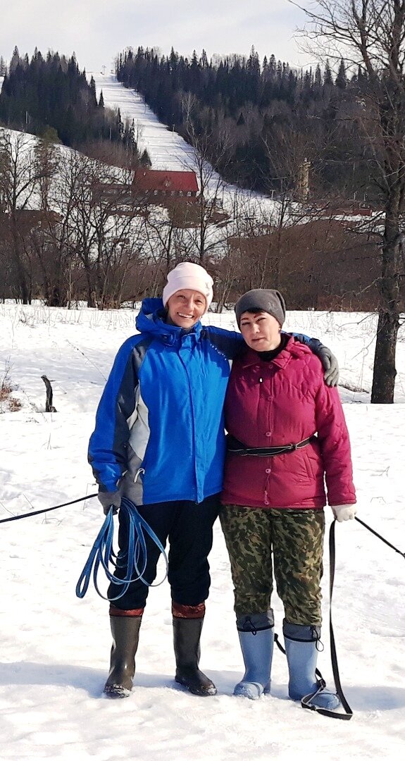 Три трассы становятся препятствием на нашем пути, но отважные волонтеры Елена и Ольга не сдаются. Одна из таких трасс у девушек за спиной