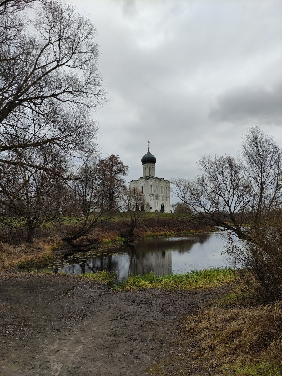 Даже в ноябре среди голых деревьев место, где находится церковь, неплохо смотрится.