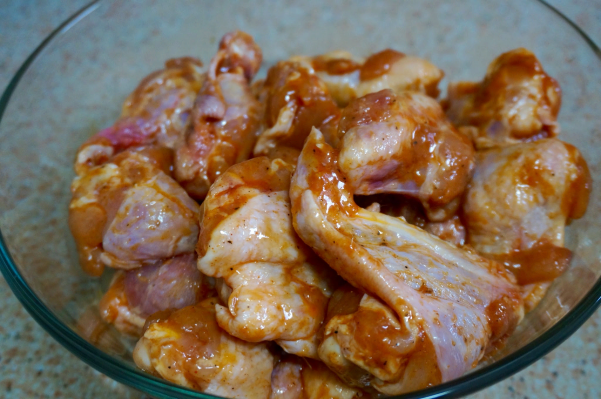 Маринованные крылышки. Шашлык куриный в маринаде. Крылья куриные в маринаде. Крыло куриное в маринаде барбекю. Маринад для куриных крылышек.