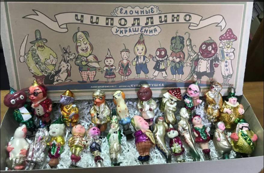 Набор елочных украшений "Чиполино". В настоящее время в полной комплектации его цена свыше 300 000 рублей, фото с сайта https://meshok.net/