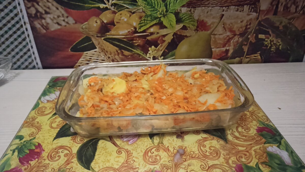 Тушёная рыба с картошкой, морковкой и луком. Очень вкусное блюдо. Советую приготовить.