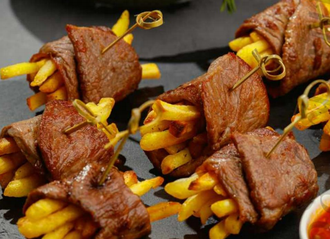 Готовый вариант рулетиков из телятины и картофеля фри