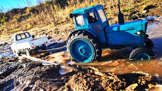 Грузовик вытаскивает ЗАСТРЯВШИЙ трактор Т-40 и сломался! ... RC OFFroad 4x4