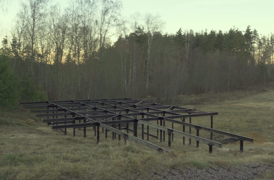 Готовый фундамент. Видно, насколько большой перепад на участке.