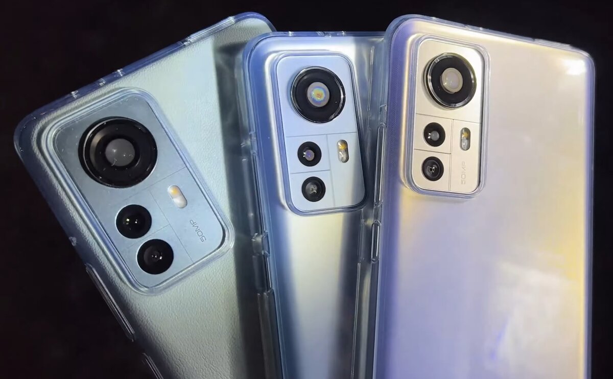 Смартфоны Xiaomi 12 и их запотевшие забрала. Фото: YouTube-канал Mobiltelefon.ru 