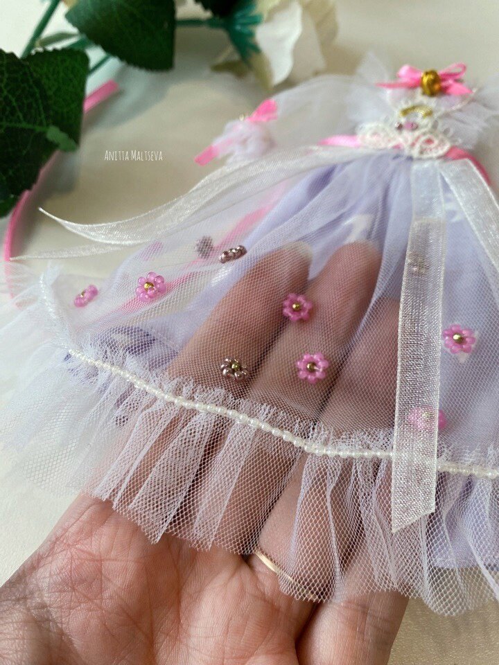 Ну и, конечно, вышитые цветочки. Считаю их своей визитной карточкой