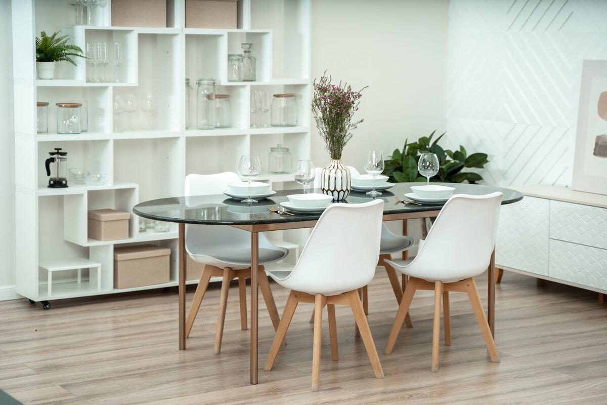 Добавьте в интерьер шторы, ниспадающие на пол, и он тут же заиграет новыми красками