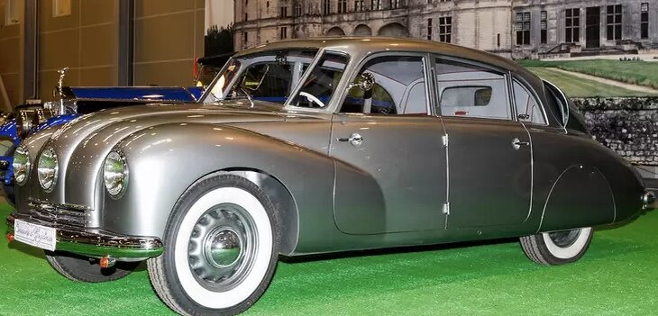 В частные руки такие машины, как Tatraplan, попадали крайне редко — они шли на экспорт, в том числе в СССР.
О том, какие автомобили в послевоенные годы выпускали в социалистической Германии, рассказано тут.