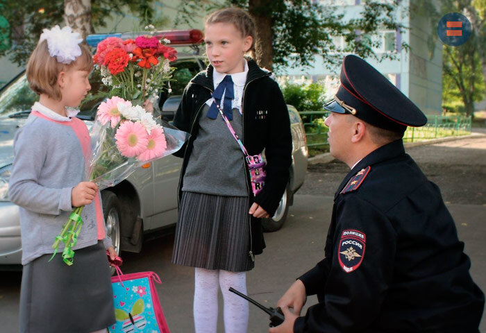 Школьницы и сотрудник