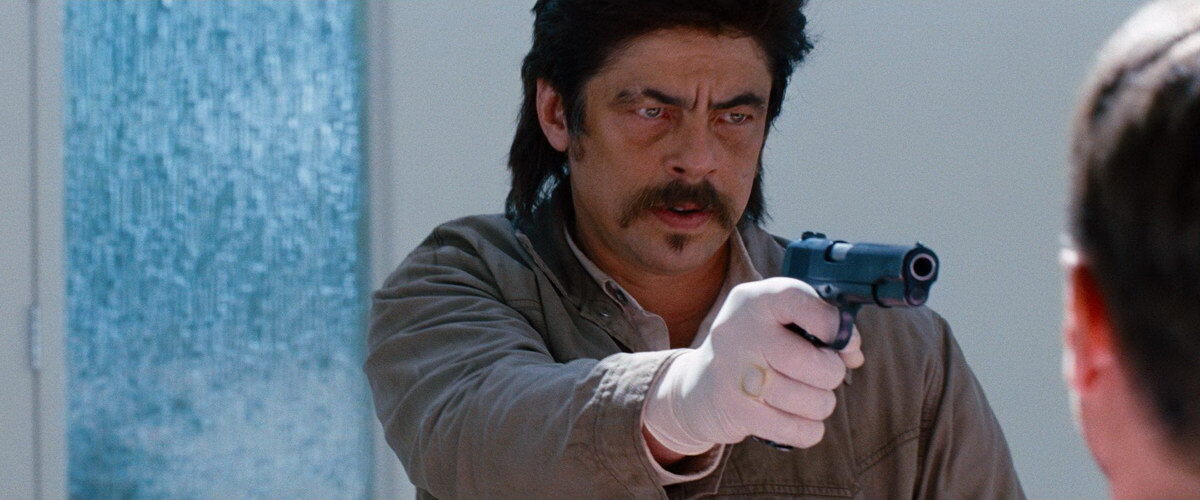 Ирония творческой судьбы: спустя три года Бенисио Дель Торо с таким же зверски-циничным лицом будет мочить наркокартели ("Убийца 1-2"), а не работать на них, как здесь. 