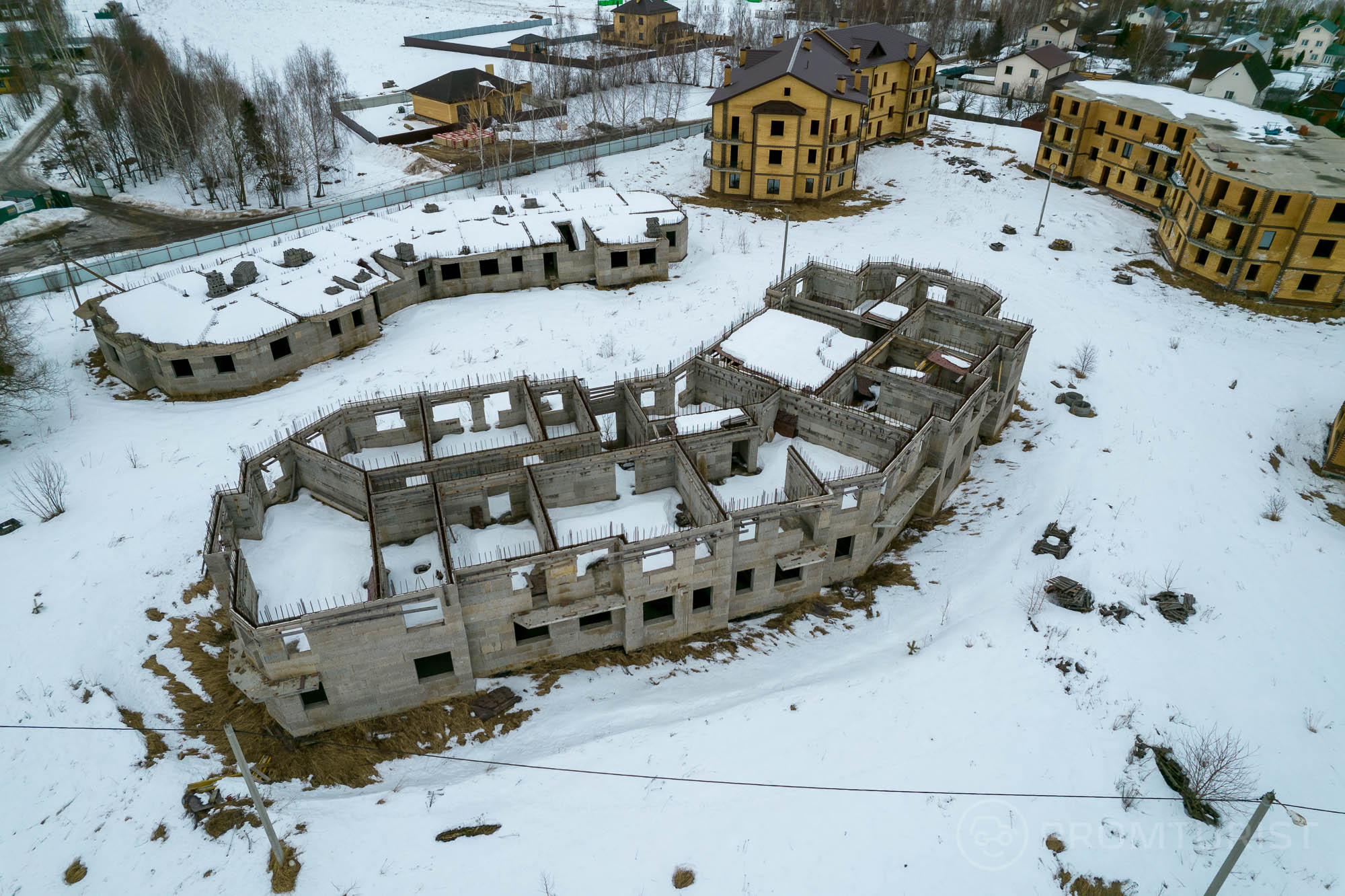 Нашёл целый городок заброшенных домов. Судя по всему в строительстве аферист на аферисте ??‍♂️?9