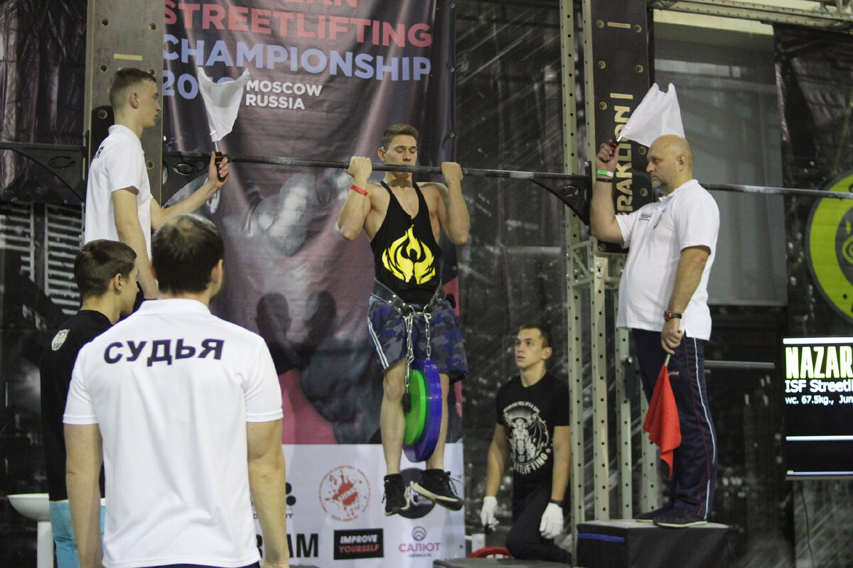 Всем привет!  Сегодня мы поговорим о довольно молодом виде спорта – стритлифтинге.
Стритлифтинг – силовой вид спорта, берущий свои корни из стрит воркаута. Данный вид спорта состоит всего из двух упражнений: подтягивания и отжимания на брусьях с дополнительным весом.
Стритлифтинг включает в себя 2 дисциплины:
1)	Классический стритлифтинг «Classic»
В данной дисциплине спортсмены выполняют подтягивание и отжимание с максимально возможным отягощением. В зачёт идёт максимальный вес отягощения по 1 любому движению, либо суммируются лучшие результаты от 2 этих упражнений в одном повторении.
2)	Многоповторный стритлифтинг «Multilift»
Здесь же от спортсменов требуется подняться и отжаться максимальное количество раз. В зачёт идёт сумма повторов в этих 2х упражнениях. Обычно используются гири весом 8, 16, 24, 32, 48 кг для мужчин и 8, 12 и 16 кг для женщин. Аналогично можно выступить по одному движению или в двоеборье.
Высшим званием в данном виде спорта является «Элита». Так, чтобы получить данное звание в подтягиваниях на 1 повторение, спортсмену-мужчине весом 75 кг требуется подтянуться с дополнительным весом равным 95 кг.
Данный спорт, по моему мнению, является очень интересным. С помощью данного вида спорта вы сможете так же поострить тело мечты.
Спасибо за внимание! Лучшей благодарностью будет Ваша подписка и лайк)