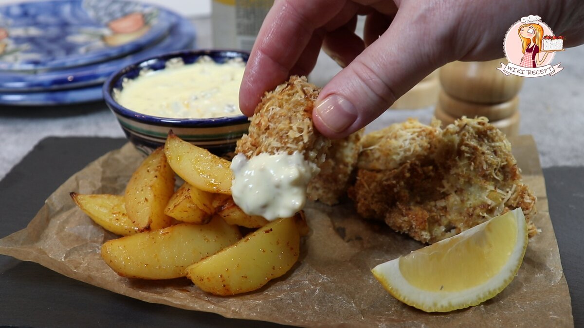 Блюдо английской кухни - Fish and Chips - это рыба в кляре и картошка фри. Жарятся, естественно, на сковороде в масле.