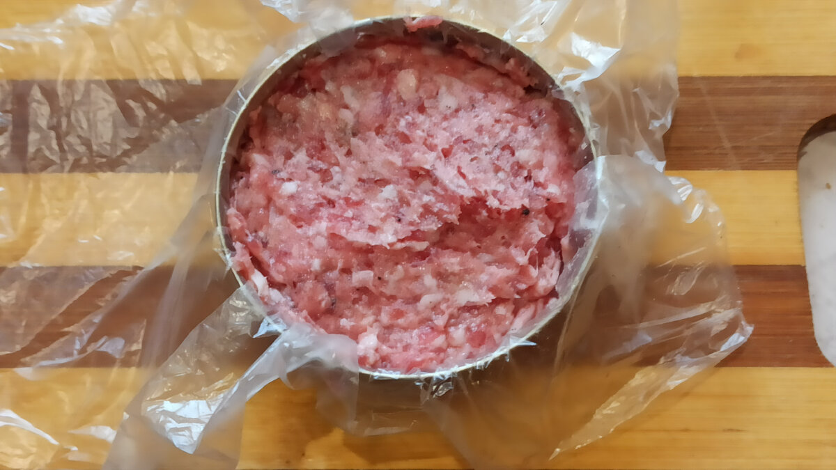 фарш  свинина говядина соль и перец.