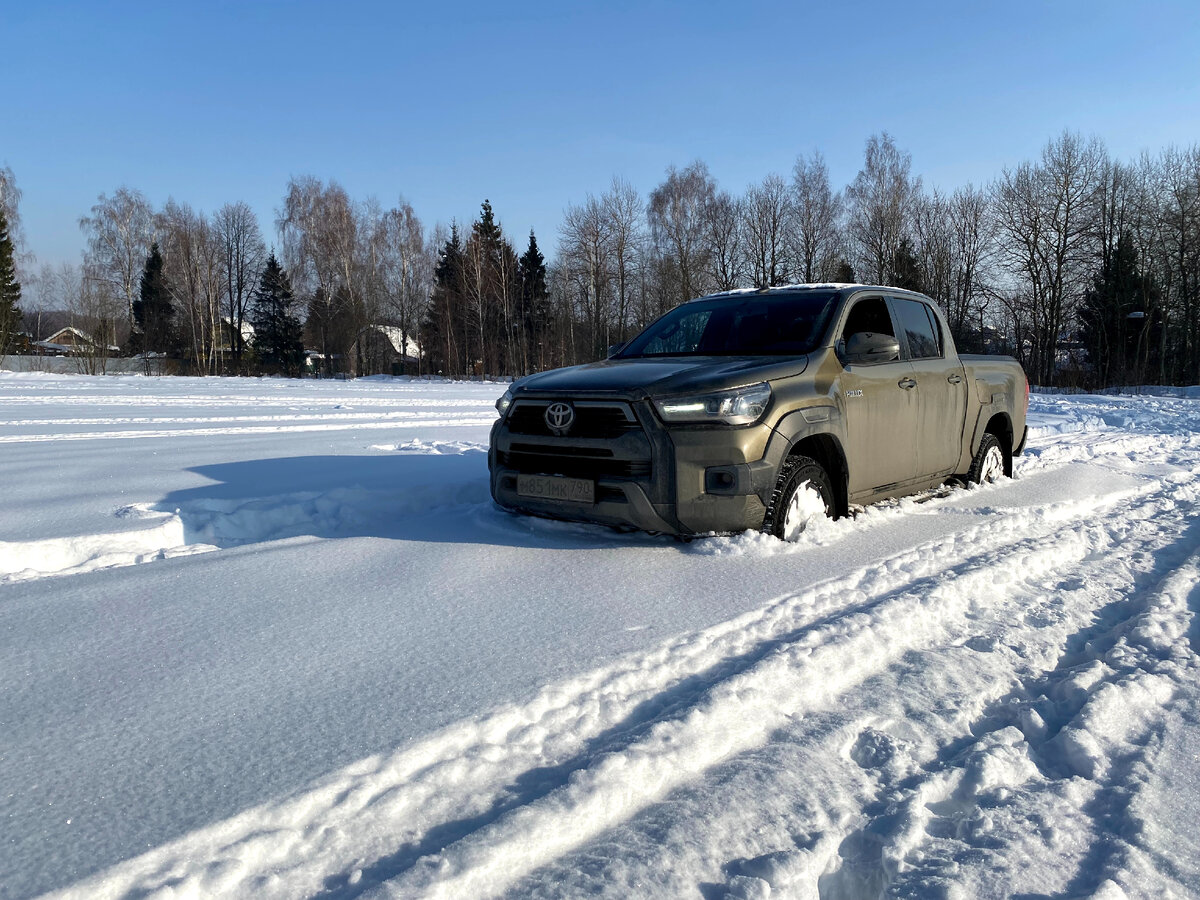 Полный привод тойота хайлюкс. Хайлюкс 2022. Тойота Hilux 2022. Тойота Хайлюкс Ахмат. Toyota Hilux зимой в деревне.