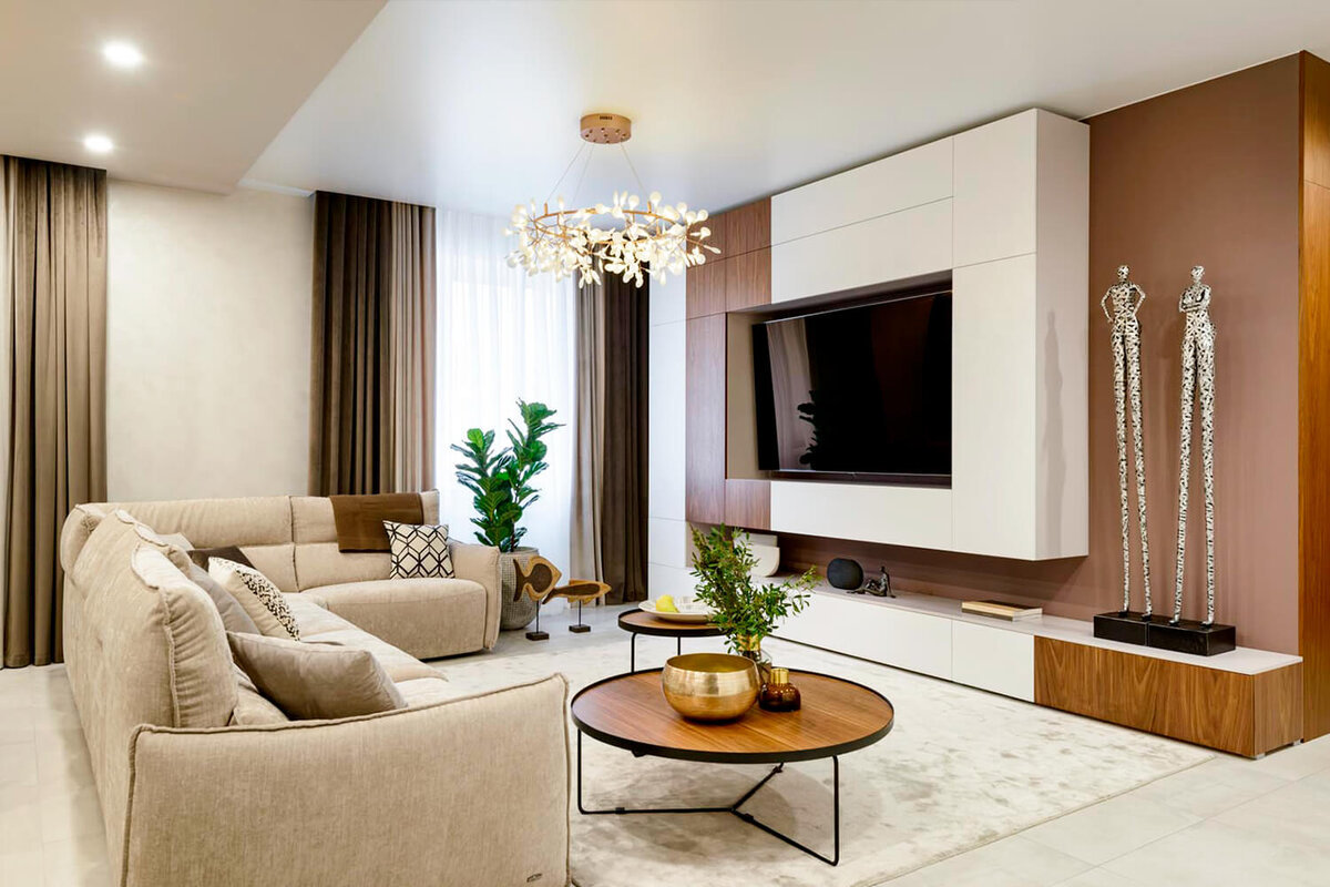 Сатиновый натяжной потолок с подвесной люстрой